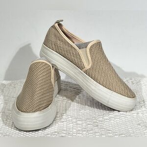 🛍️ Cream/tan RESTRICTED slip on shoes size 8.‎